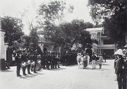 Waarnemend gouverneur Rietberg en gouverneur baron van Heemstra met familie op weg van het Gouvernementspaleis naar de zitting van de Koloniale Staten (mei 1921)