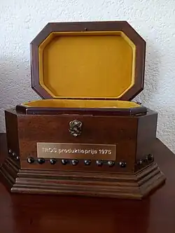 De TROS Produktieprijs, zoals Jack Jersey hem in 1975 ontving, wordt met een sleuteltje aangedraaid, waarna de melodie van Reich mir die Hand uit Don Giovanni van Wolfgang Amadeus Mozart ten gehore wordt gebracht.