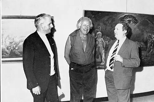 Jos Trotteyn, Paul Delvaux en Jos Murez in Oude Vleeshalle te Veurne op 31 juli 1971. Op achtergrond werk "Dal van Hinnom" van Jos Trotteyn