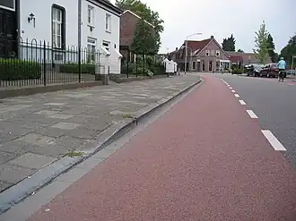 De fraaie hardstenen trottoirbanden ter hoogte van huize Landzicht