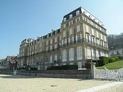 Recente foto (2010) van het Hôtel des Roches Noires, gezien vanaf het strand