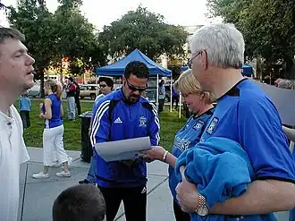 Troy Dayak deelt handtekeningen uit (2005)