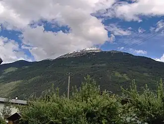 De Tschirgant, licht met sneeuw bedekt, vanuit Tarrenz