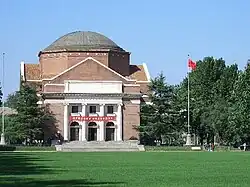 Het Grand Auditorium (1917) van de Chinese Tsingua-universiteit is gemodelleerd naar de bouwstijl van Thomas Jefferson.