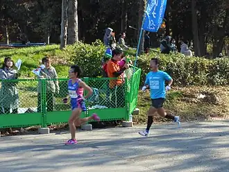 Kiyoto Shimahara (links) in actie tijdens de Tsukuba Marathon in 2013
