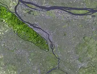 Satellietfoto van Portland met aanduiding van de ligging van de Tualatin Mountains