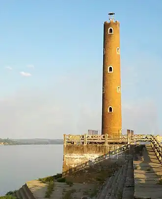 Vuurtoren van Tucuruí en de rivier de Tocantins