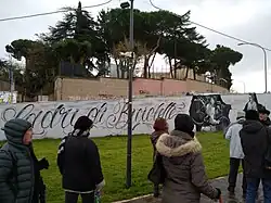 Ladri di Biciclette op de muur tussen park en straat.