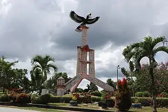Het monument van het Enggang-themapark (Tugu Taman Tematik Enggang), in de stad Tanjung Selor, Bulungan (2018)