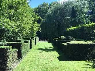 Een overzichtsfoto van een deel van de tuin van Oosterhouw, met Japanse invloeden