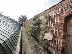 Fruitmuur aan de grens van het erf