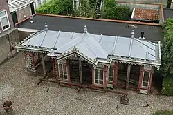 Het tuinpaviljoen van boven gezien