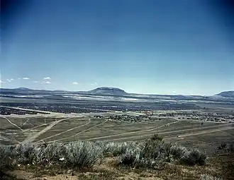 Overzicht van het Tule Lake War Relocation Center in 1942 of 1943.