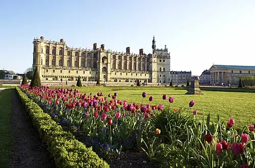 Het kasteel vanuit de tuinen bezien