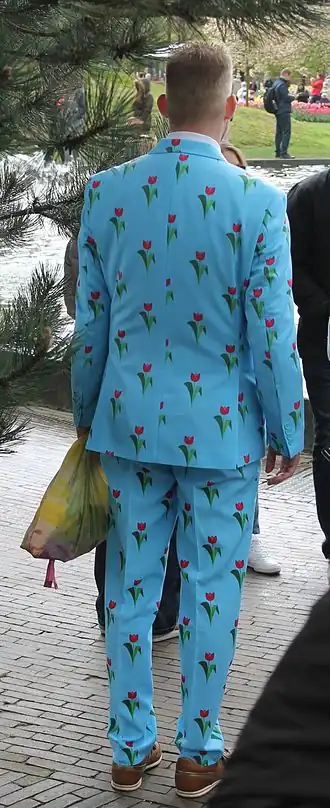 OppoSuit gedragen in de Keukenhof