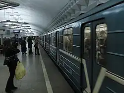 Metro langs het perron