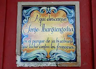 Plaquette op het graf van Jorge Ibargüengoitia