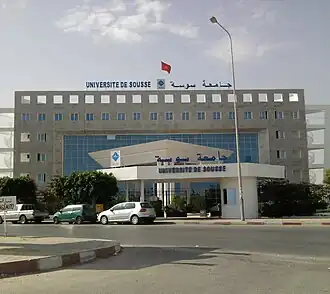 Het hoofdgebouw van de universiteit