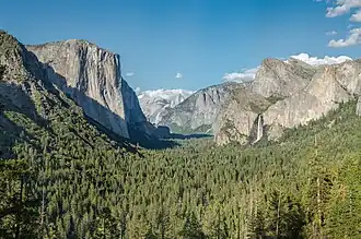 De Yosemite Valley gezien vanaf het Tunnel View-uitkijkpunt in mei 2013
