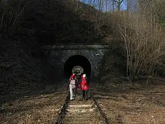 in de achtergrond de tunnel van Purnode