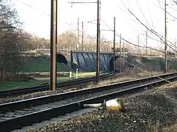 De sporen zijn van de lijn 27B/2. De ongebruikte tunnel is dezelfde tunnel als de vorige foto. De andere tunnel is niet te zien daar deze door aarde is bedekt. De spoorlijn 27B liep naast de 27B/2 sporen.