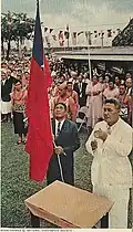Tupua Tamasese Meaʻole & Malietoa Tanumafili II hijsen de vlag op onafhankelijkheidsdag, 1962