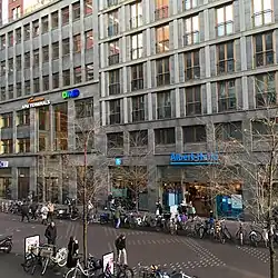 Woontoren De Kroon aan de Haagse Turfmarkt, met een plint van anderhalve verdieping hoog