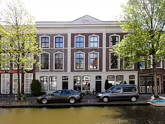 Pand met lijstgevel. Twee vensterassen breed. Parterre gepleisterd