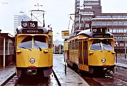 PCC's uit de serie 1100 in de kanariegele standaard openbaar vervoer kleur. Turfmarkt; 1983.