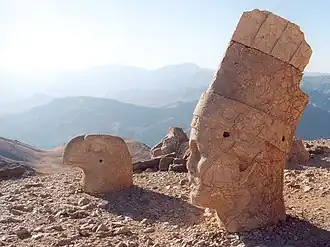 Sculpturen op de Nemrut Daği, opname augustus 2001