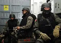 Turkse SAT-commando's aan boord van USS Nassau (LHA 4), klaar voor een interventie op de Atlantische Oceaan (2007).