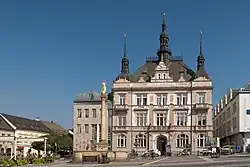 Monumentaal gebouw: Budova spořitelny s moderní přístavbou