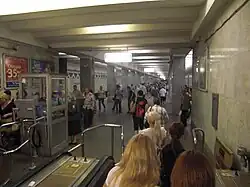 Onderaan de roltrap aan het noordeinde van het perron