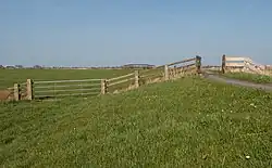 Houten hek in het polderlandschap tussen Blauwhuis en Parrega