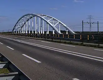 Bruggen over het Schelde-Rijnkanaal bij de Kreekraksluizen links: de provinciale weg N289, rechts: de spoorlijn Roosendaal-Vlissingen, de Zeeuwse lijn, daarachter ligt de A58