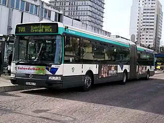 Een bus van de TVM te station Choisy-le-Roi