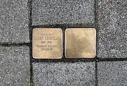 Groep van twee stenen, waarvan één blanco, voor de Bovenbrugstraat 42