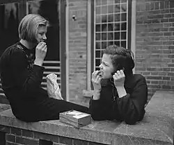 Meisjes met broodtrommeltje in 1946