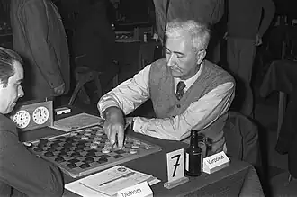 Oscar Verpoest (rechts) tegen Delhom tijdens het WK dammen 1972.