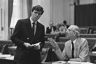 Piet van der Sanden (rechts) in de Tweede Kamer in gesprek met Loek Hermans in 1986