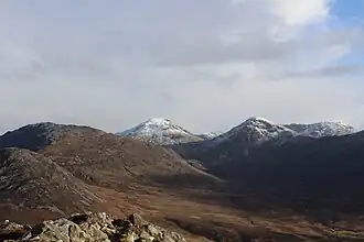 van links naar rechts: Knockbrack (niet behorend to de originele Twelve Bens), Benbrack, Benfree, Benbaun (veraf), Muckanaght, Benbreen (in de achtergrond).