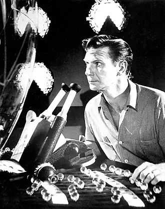 Scène uit Third from the Sun