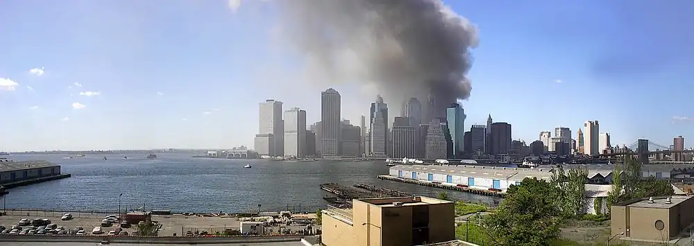 Zicht op Lower Manhattan. Rookpluim van de North Tower. De torens gaan schuil achter het One Chase Manhattan Plaza (East River, Brooklyn)