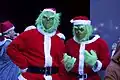 Twee mensen verkleed als het personage uit The Grinch uit 2000