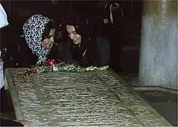 Iraanse meisjes dragen gedichten van Hafez voor boven zijn marmeren grafsteen