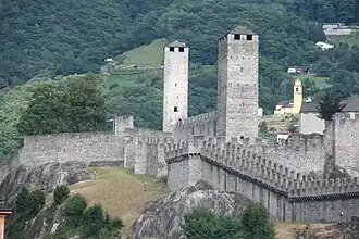 Twee wachttorens bij de muren van Bellinzona