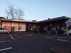 Het stationsgebouw aan de noordkant.