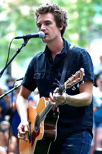 Tyler Hilton tijdens een optreden op 25 juni 2010.