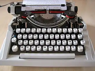 Een Hermes 3000 S, die opengemaakt is, zodat het tweekleurige inktlint (de kleuren worden gewisseld door de schakelaar naast de A) en de hamertjes zichtbaar zijn