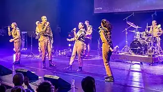 De 6 leden in theater De Flint in 2022 (2022)